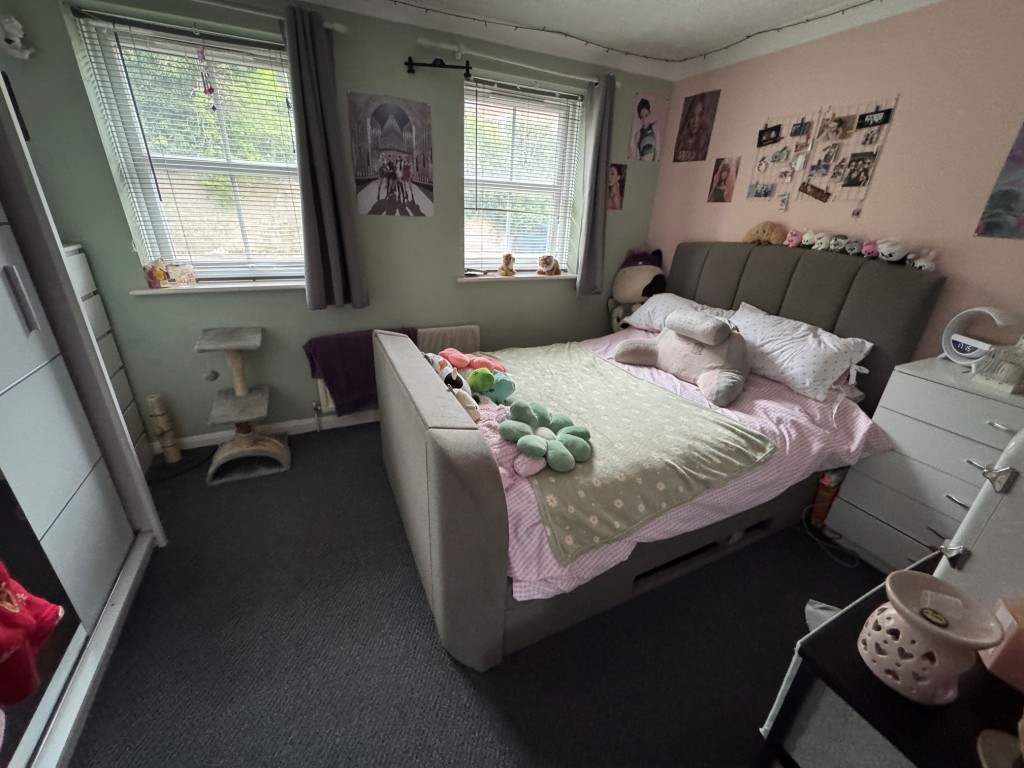 Lot: 128 - FREEHOLD MODERN TERRACE HOUSE INVESTMENT - Bedroom 1